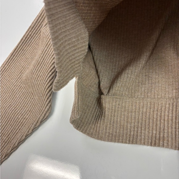 Alo Yoga Muse Sweatshirt. Tan, size Small - Picture 7 of 10